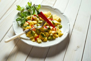 Beyaz ahşap masada kavun ile taze organik renkli salata