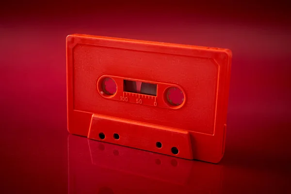 Pomarańczowa Kaseta audio na ciemnoczerwonym tle — Zdjęcie stockowe