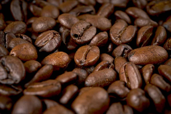 Fundo escuro com sementes de café marrom fragrante — Fotografia de Stock