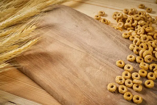 Fondo in legno con orecchie gialle di segale e colazione croccante — Foto Stock