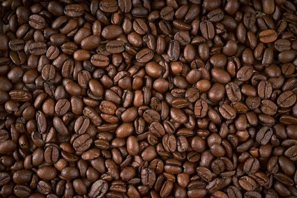 Fundo escuro com sementes de café marrom fragrante — Fotografia de Stock