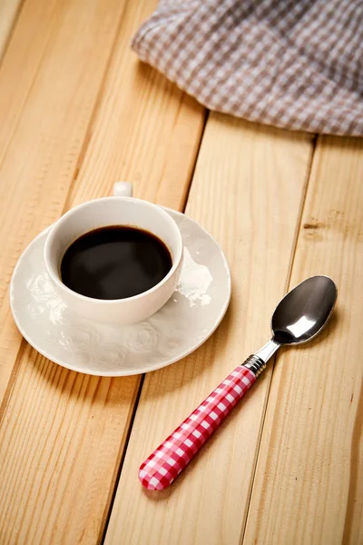 Taza blanca con aromático café negro sobre mesa de madera — Foto de Stock