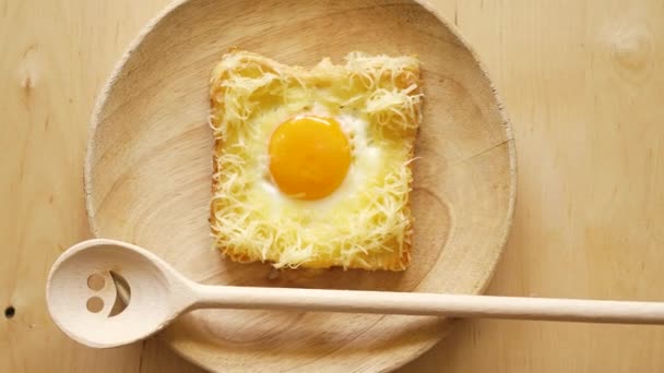 Top uitzicht van Toast met gebakken ei en kaas op houten keuken tafel — Stockvideo