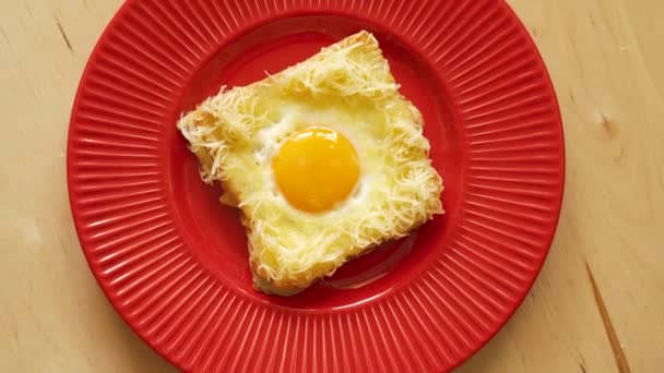 Nejlepší pohled na toast se smaženým vejcem a sýrem na dřevěném kuchyňském stole — Stock video