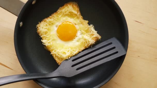 Top uitzicht van Toast met gebakken ei in pan op houten keuken tafel — Stockvideo