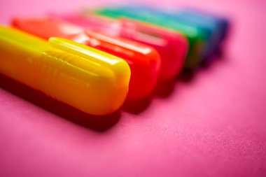 Yoğun bulanık pembe arka planüzerinde renkli işaretleri yakınlaştırma