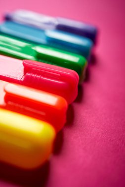 Yoğun bulanık pembe arka planüzerinde renkli işaretleri yakınlaştırma