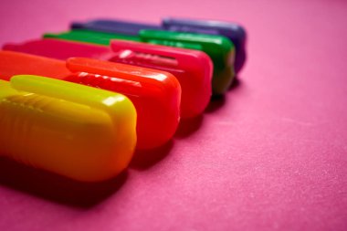 Yoğun bulanık pembe arka planüzerinde renkli işaretleri yakınlaştırma