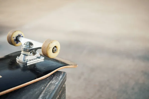Close up of skateboard wheels in concrete skatepark on warm day — Stock fotografie
