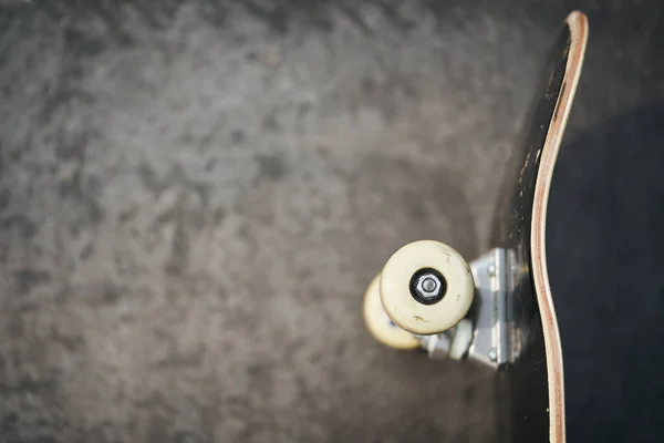 Close up van skateboard wielen in betonnen skatepark op warme dag — Stockfoto