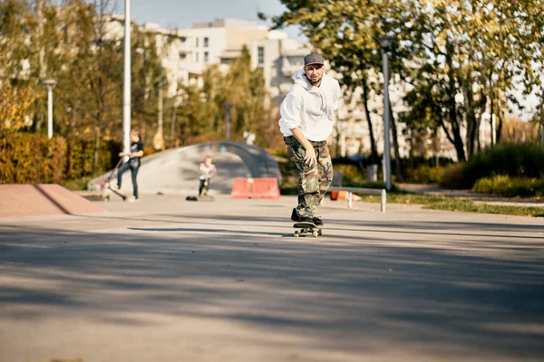 スケートパークの男は暖かい秋の日にスケートボードに乗る — ストック写真