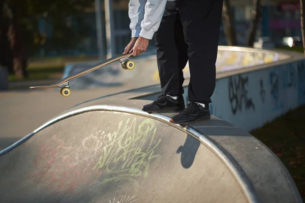 Ο άνθρωπος στο skatepark βόλτες skateboard σε ζεστή ημέρα του φθινοπώρου — Φωτογραφία Αρχείου