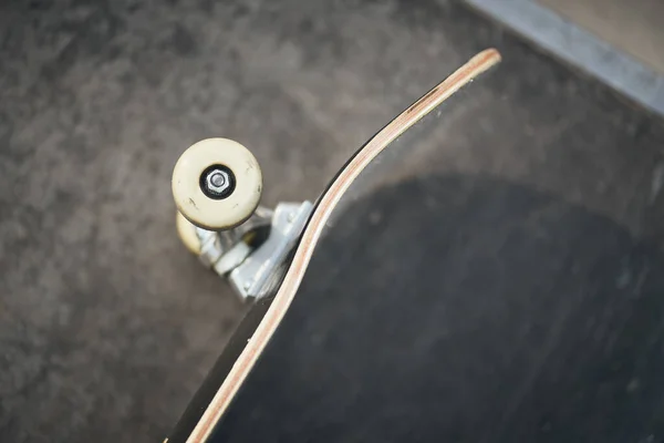 Close up van skateboard wielen in betonnen skatepark op warme dag — Stockfoto