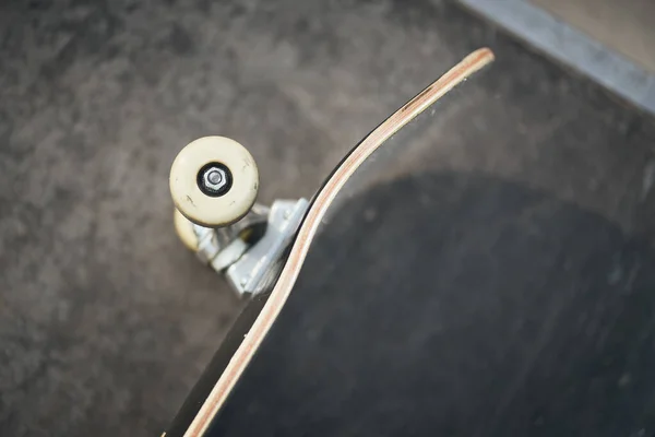 Close up of skateboard wheels in concrete skatepark on warm day — Stock fotografie