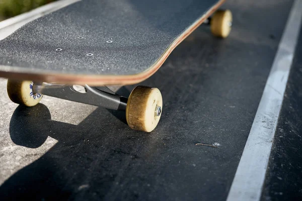 Closeup de skate no parque de skate de concreto no dia quente — Fotografia de Stock