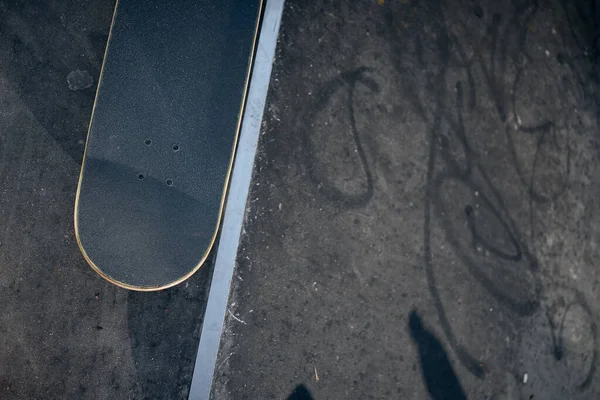 Vista dall'alto dello skateboard nello skatepark in cemento nelle giornate calde — Foto Stock