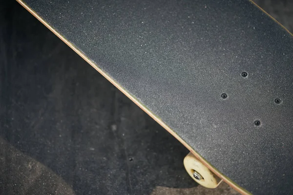 暖かい日にコンクリートスケートパークでスケートボードのトップビュー — ストック写真