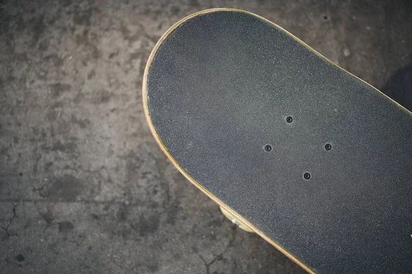 Top view of skateboard in concrete skatepark on warm day — Stock Photo, Image