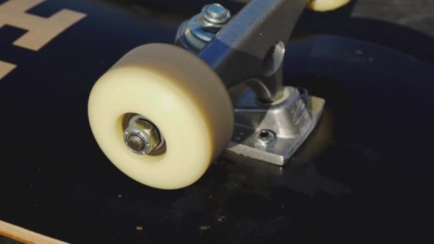 Sluiten van de spinnewielen van skateboard in skatepark — Stockvideo