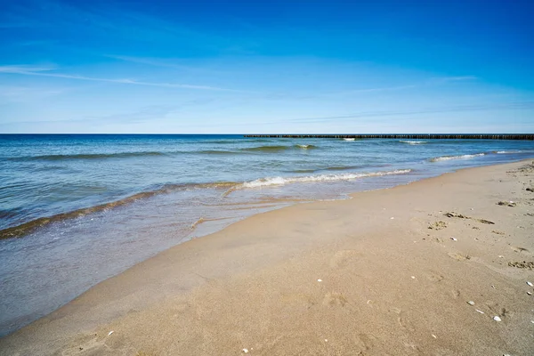 Praia arenosa e deserta junto ao mar de verão — Fotografia de Stock