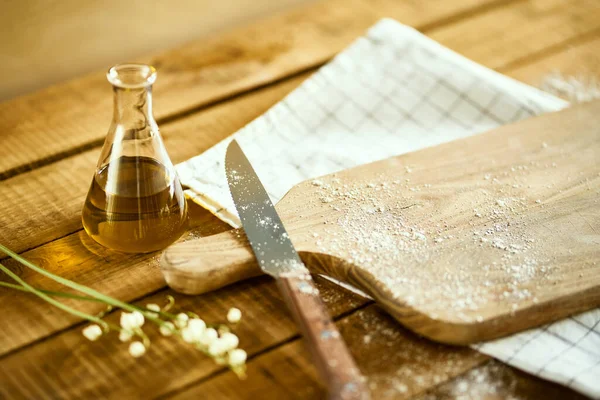 Zeytin yağı, bıçak ve tahta kesme tahtası. — Stok fotoğraf