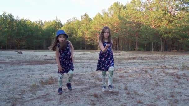 Menina em um vestido de verão corre em uma floresta de pinheiros — Vídeo de Stock