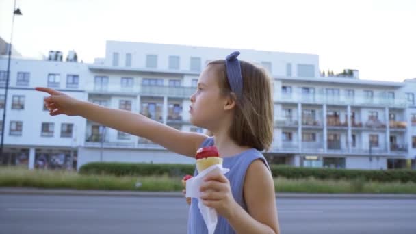 Due bambine carine passeggiano per la città e mangiano gelato — Video Stock