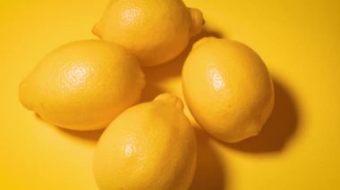 Sarı minimalist arka planda taze limonlar