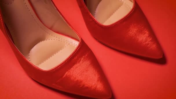 Hermosos zapatos rojos de tacón alto sobre un fondo minimalista — Vídeos de Stock