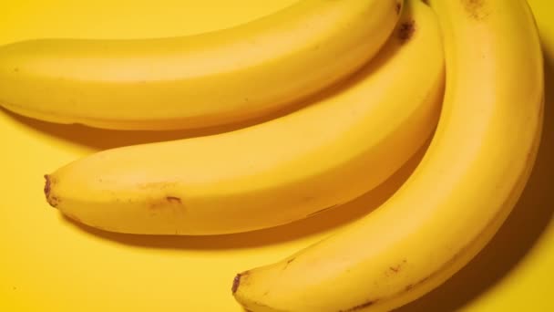 Bananes fraîches sur fond jaune minimaliste — Video