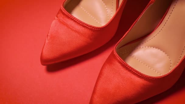 Belle scarpe rosse tacco alto su uno sfondo minimalista — Video Stock