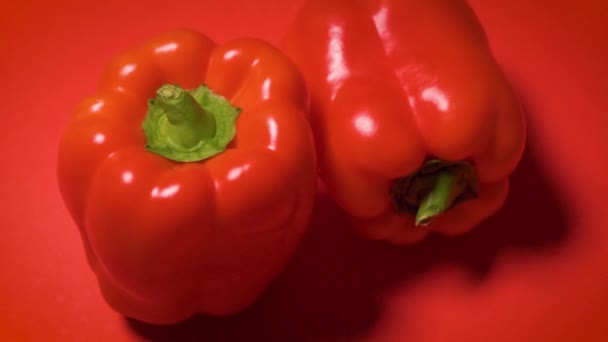 Ζουμερό γυαλιστερό πιπέρι σε κόκκινο φόντο — Αρχείο Βίντεο