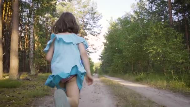 Две милые девушки бегут по лесной дороге и разговаривают — стоковое видео