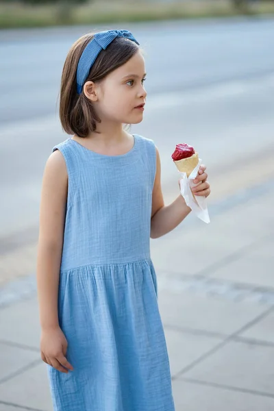 Güzel kız şehirde dolanıp dondurma yiyor. — Stok fotoğraf