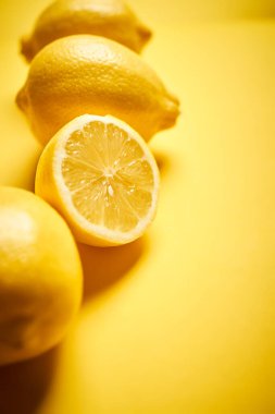 Sarı minimalist arka planda taze limonlar