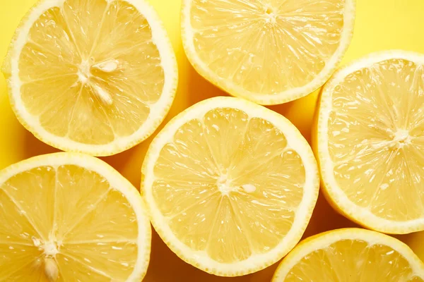 Sarı minimalist arka planda taze limonlar