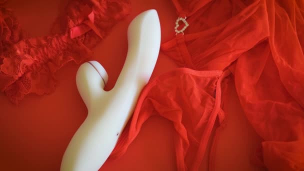 Vibrador blanco juguete sexual sobre fondo rojo con ropa interior — Vídeos de Stock
