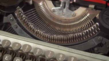 Gri renkli güzel eski bir daktilonun detayları