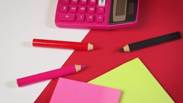 Белая бумага и калькулятор и карандаши на красном столе — стоковое видео