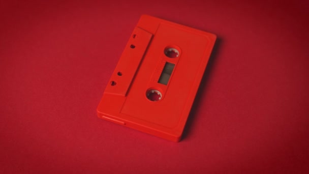 Vieille cassette rouge sur fond minimaliste — Video