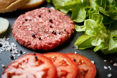 Hamburger için taze et, salata soğan ve ekmek.