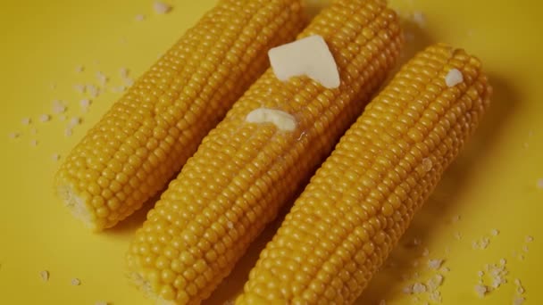 黄色背景的美味煮甜玉米 — 图库视频影像
