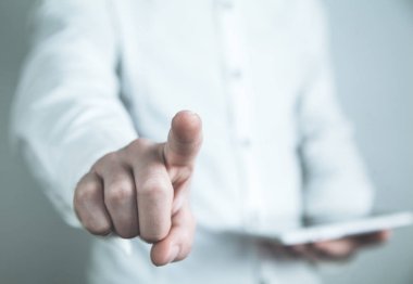 İşaret ve dokunaklı bir dokunmatik ekranda beyaz işadamı.