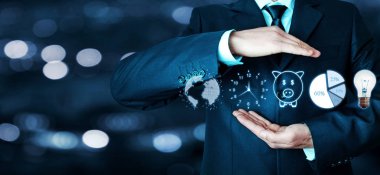 Küre, saat, kumbara, pasta grafik ve ampul tutan adam. İş kavramı