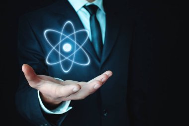 Beyaz işadamı holding atom. Güç ve İnovasyon kavramı