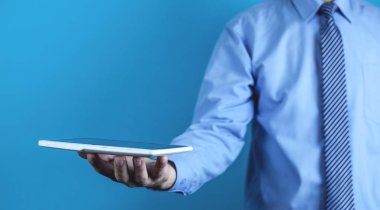 İşadamı holding beyaz dijital tablet. Yeni teknoloji kavramı