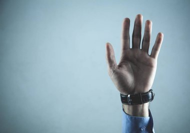 Gri arka plan üzerinde erkek boş el.