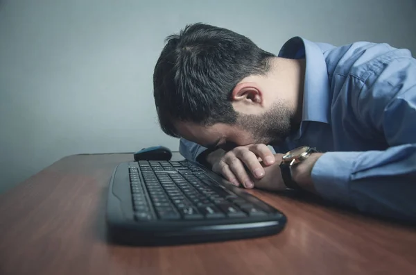 Caucásico Cansado Hombre Negocios Durmiendo Sobre Teclado Ordenador —  Fotos de Stock