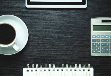 Dijital tablet, hesap makinesi, kahve ve not etmek üstünde iş Danışma. İş kavramı