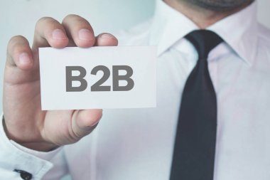 B2B kelime kartvizit gösteren işadamı.